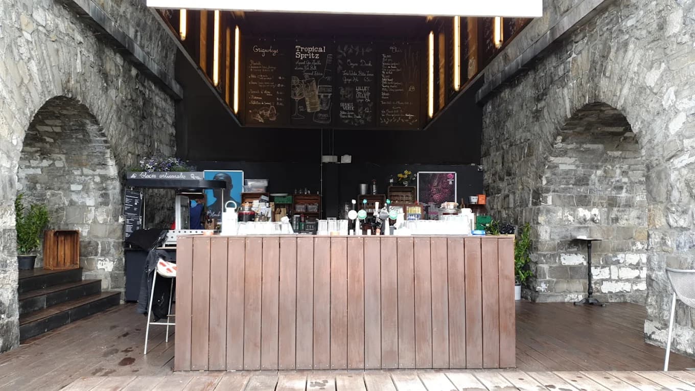Le comptoir en bois des Arches et son ardoise, sous une voûte du Grand-Pont.
